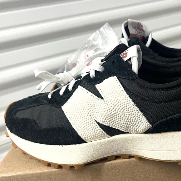 NEW BALANCE 327 WomenS Sneakers Shoes Black/White Leather Logo size 8.5 - Picture 10 of 14